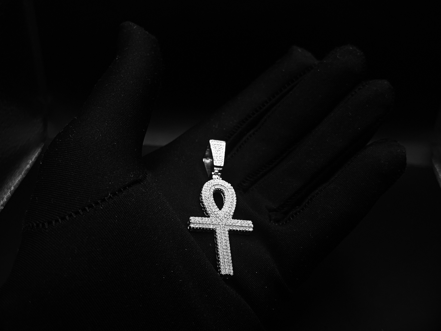 Pendentif croix en argent glacé du VIII