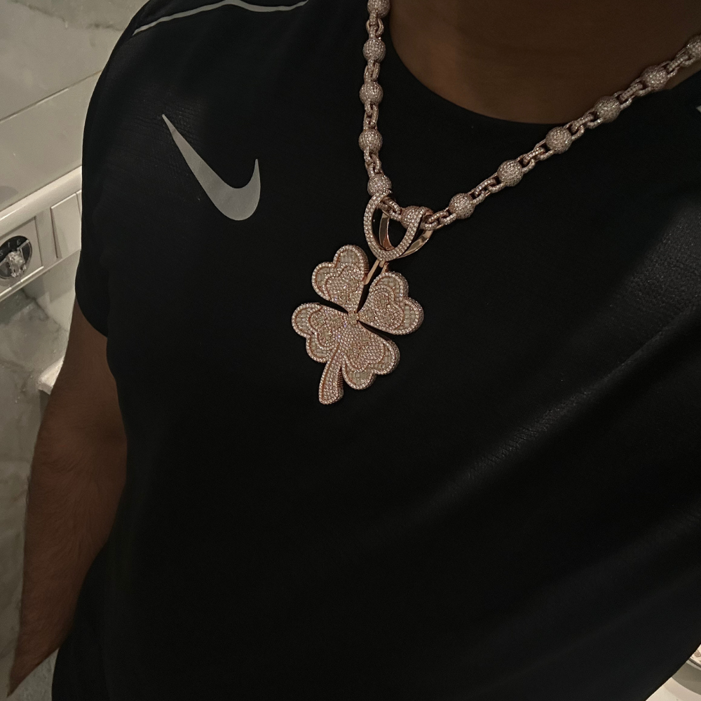 CUSTOM ICED OUT 'KLAVER' ROSÉ MOISSANITE DIAMANTEN HANGER - 925 ZILVER -