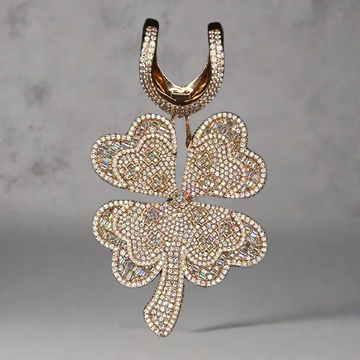CUSTOM ICED OUT 'KLAVER' ROSÉ MOISSANITE DIAMANTEN HANGER - 925 ZILVER -