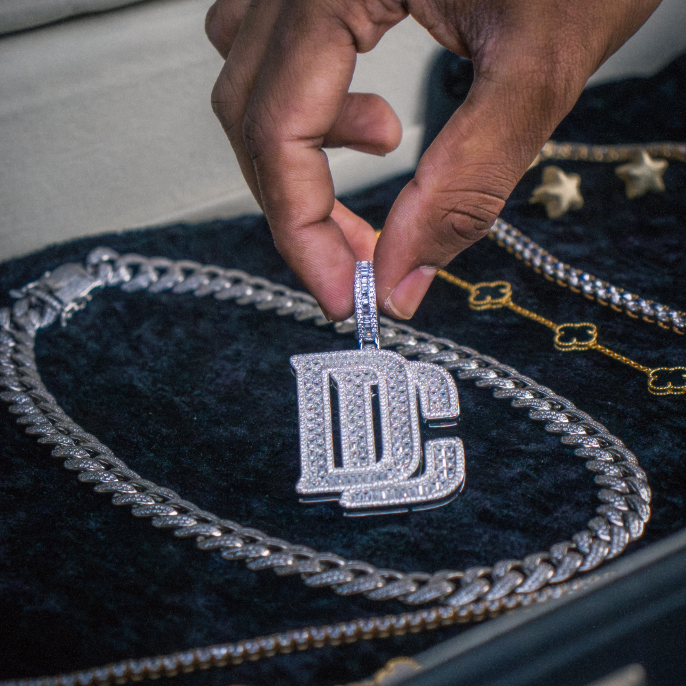 ZILVEREN ICED OUT 'DREAM CHASER' HANGER' - 925 ZILVER -