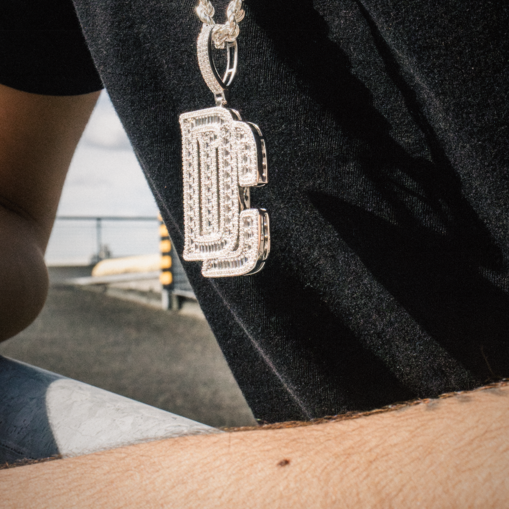 ZILVEREN ICED OUT 'DREAM CHASER' HANGER' - 925 ZILVER -