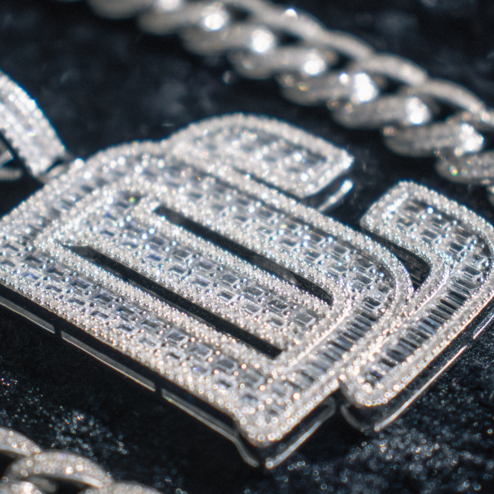 ZILVEREN ICED OUT 'DREAM CHASER' HANGER' - 925 ZILVER -