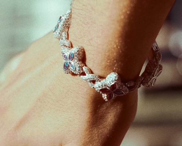 ICED OUT MOISSANITE BLAUW KLAVER ARMBAND 18 MM  - 925 ZILVER -