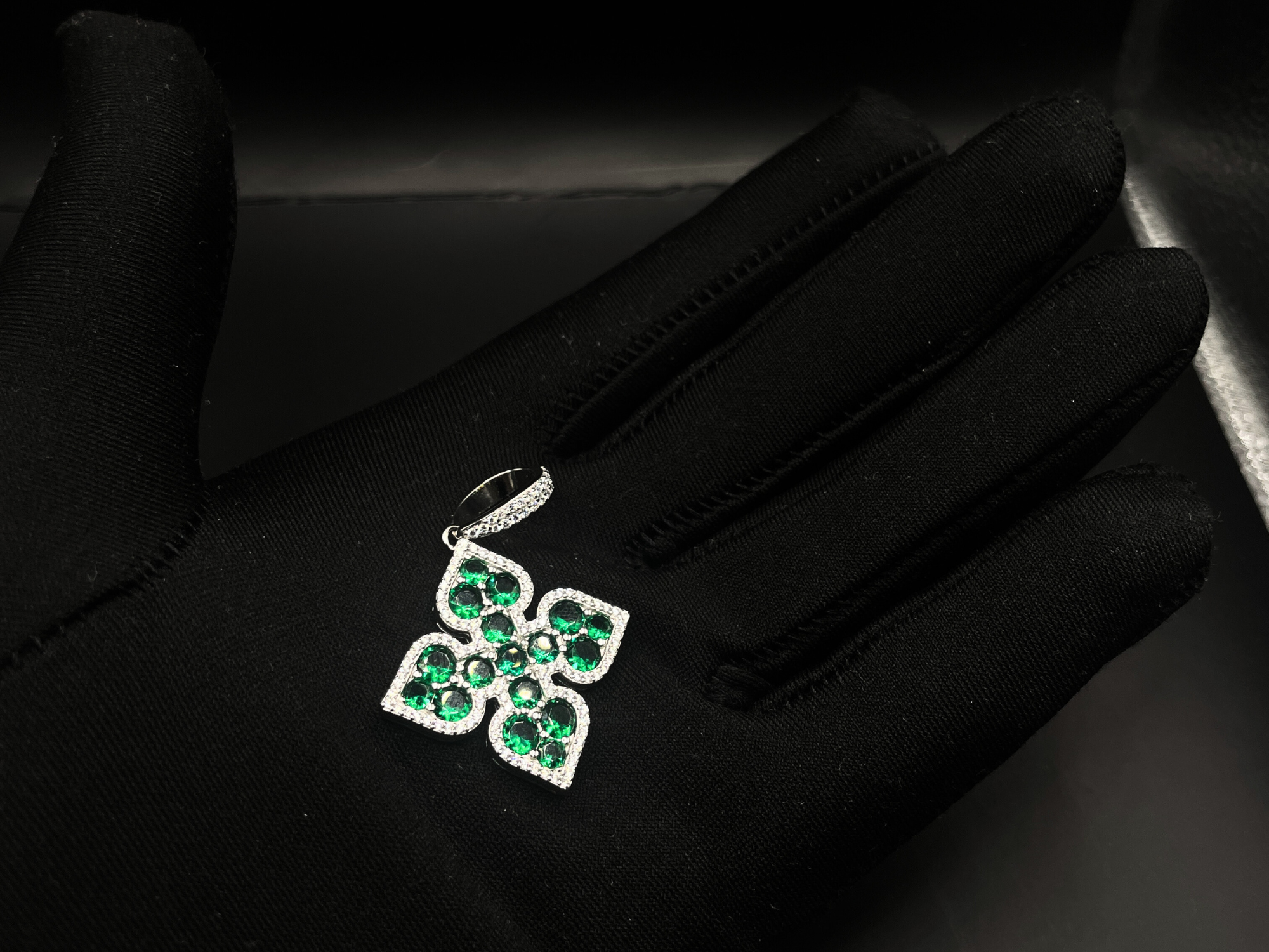 Iced out groene klaver hanger - 925 zilver -