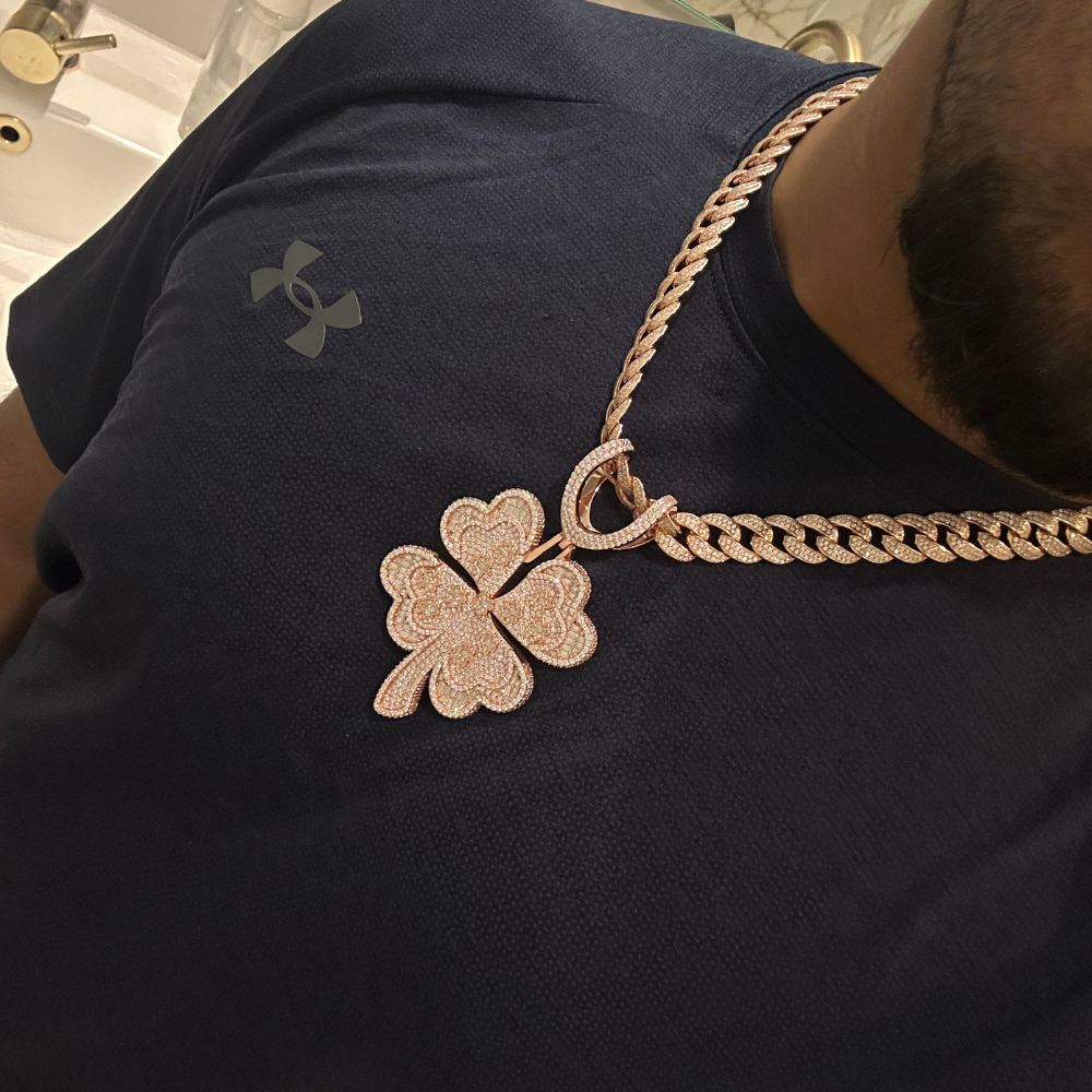 CUSTOM ICED OUT 'KLAVER' ROSÉ MOISSANITE DIAMANTEN HANGER - 925 ZILVER -