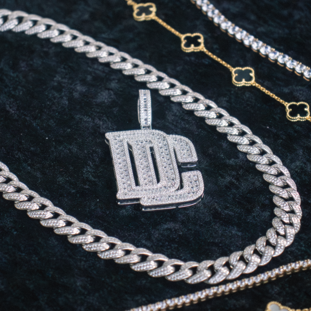 ZILVEREN ICED OUT 'DREAM CHASER' HANGER' - 925 ZILVER -